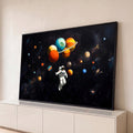 Astronauta flutuando no espaço segurando balões em forma de planetas coloridos, quadro decorativo
