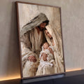 Quadro Decorativo Sagrada Família com Bebê em Tons Bege | quadros decorativos para sala | homem e mulher inclinados com carinho sobre bebê enrolado em panos brancos | Porao dos Quadros