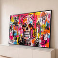 Caveira em grafite estilo Basquiat com rabiscos e respingos rosa, laranja e amarelo, quadro decorativo