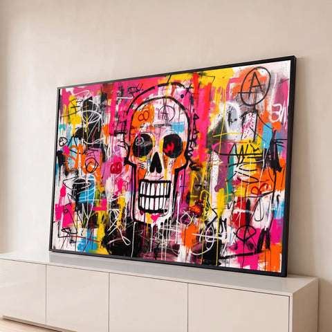 Caveira em grafite estilo Basquiat com rabiscos e respingos rosa, laranja e amarelo, quadro decorativo