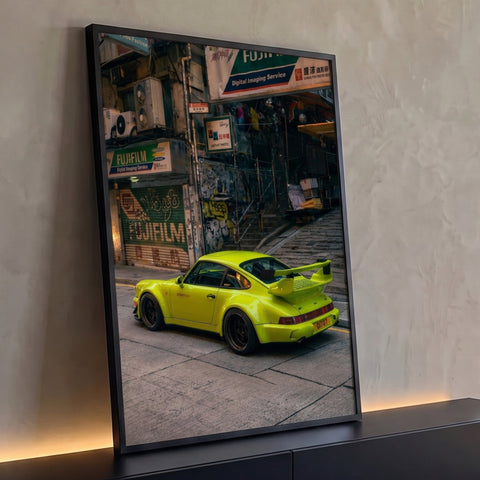 Porsche 911 widebody amarelo neon com aerofólio em rua de Hong Kong com grafites, quadro decorativo