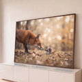 Quadro Decorativo Grande Raposa e Esquilo para Sala Laranja | quadros decorativos para sala | raposa vermelha farejando um esquilo cinza sobre folhas secas de outono | Porao dos Quadros