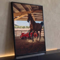 Cavalo alazão trotando na poeira à frente de carro esportivo vermelho clássico em galpão, quadro decorativo
