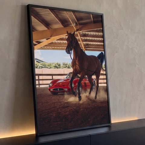 Cavalo alazão trotando na poeira à frente de carro esportivo vermelho clássico em galpão, quadro decorativo