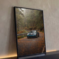 Quadro Decorativo Grande Esportivo Azul para Sala Verde | quadros decorativos para sala | carro esportivo verde-petróleo com aerofólio em estrada de floresta coberta de folhas | Porao dos Quadros