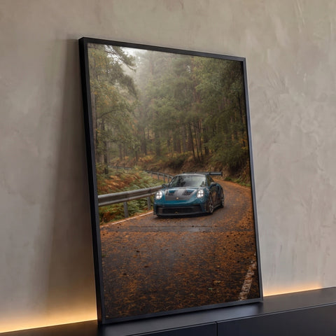Porsche GT3 RS azul-petróleo em estrada de floresta com folhas de outono e neblina, quadro decorativo