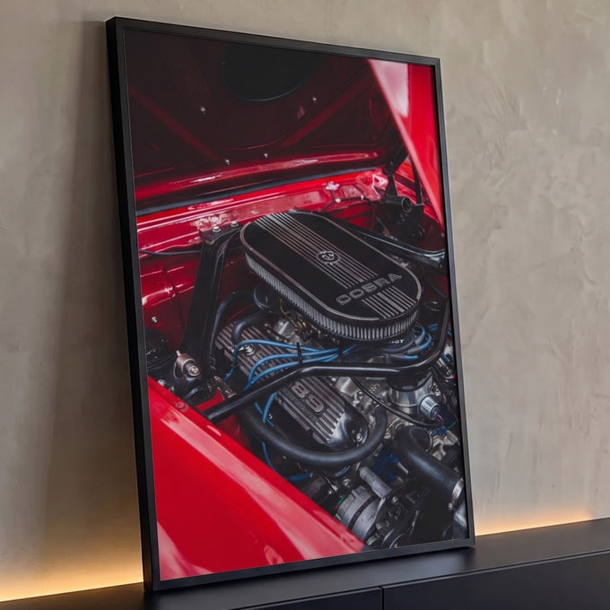 Close de motor Cobra 289 com cabos azuis sob capô de carro clássico vermelho, quadro decorativo