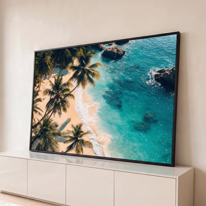 Vista aérea de praia tropical com palmeiras, areia clara, rochas e mar turquesa, quadro decorativo