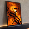 Silhueta de cegonha em galho seco diante do sol e céu laranja ao entardecer, quadro decorativo