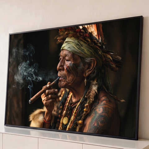 Ancião indígena de cocar de penas e pintura facial fumando charuto em fundo escuro, quadro decorativo