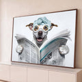 Cachorro sorridente com toalha azul na cabeça e óculos brancos lendo jornal, quadro decorativo