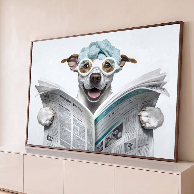 Cachorro sorridente com toalha azul na cabeça e óculos brancos lendo jornal, quadro decorativo