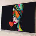 Mulher pop art com turbante colorido, lábios rosa e coração vermelho em fundo preto, quadro decorativo