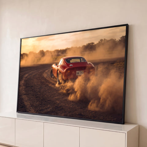 Carro esportivo clássico vermelho derrapando em estrada de terra com poeira ao pôr do sol, quadro decorativo