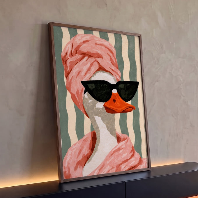 Quadro Decorativo Ganso de Óculos Escuros e Toalha Rosa | quadros decorativos para sala | ganso branco com toalha rosa, óculos escuros e roupão sobre fundo listrado verde | Porao dos Quadros