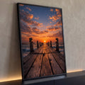 Quadro Decorativo Grande Píer de Madeira Laranja para Sala | quadros decorativos para sala | píer de madeira estendendo-se ao mar sob pôr do sol laranja intenso com nuvens dramáticas | Porao dos Quadros