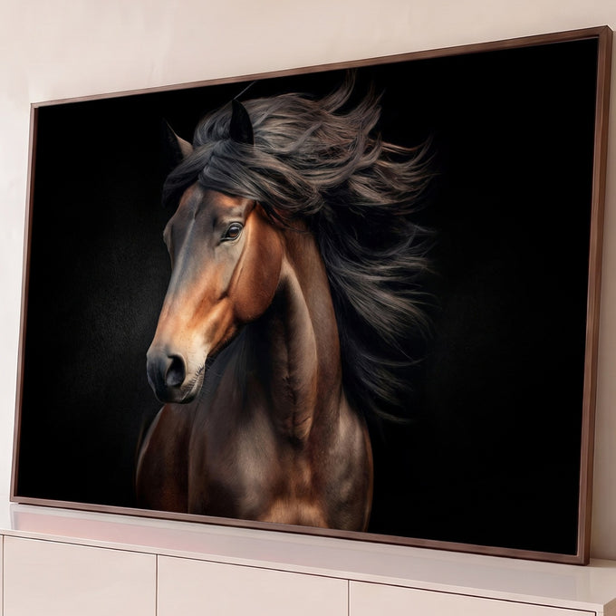 Retrato de cavalo castanho com crina escura esvoaçante e luz dramática sobre fundo preto, quadro decorativo