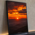 Quadro Decorativo Pôr do Sol Laranja entre Montanhas | quadros decorativos para sala | pôr do sol laranja e vermelho entre silhuetas de montanhas ao entardecer | Porao dos Quadros