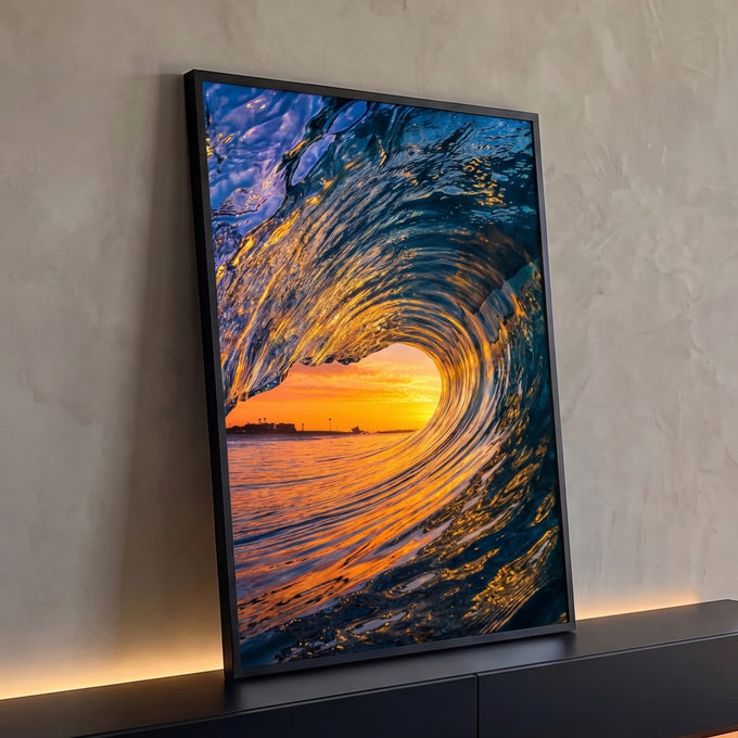Onda do mar formando tubo com pôr do sol laranja e reflexos dourados na água, quadro decorativo