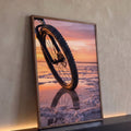 Roda de mountain bike refletida na água da salina ao pôr do sol laranja e rosa, quadro decorativo