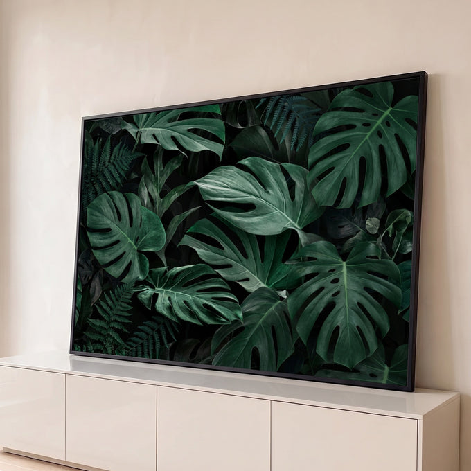Folhas de costela-de-adão e samambaias verdes sobre fundo escuro, selva tropical, quadro decorativo