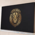 Rosto de leão de frente com juba em traços finos dourados sobre fundo preto, quadro decorativo