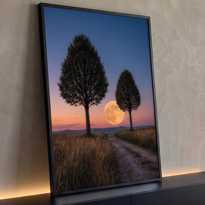 Lua cheia entre duas árvores, estrada de terra e campo dourado sob céu azul e laranja, quadro decorativo