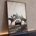 Três cowgirls em cavalos saltando ao redor de um Porsche preto clássico no deserto, quadro decorativo