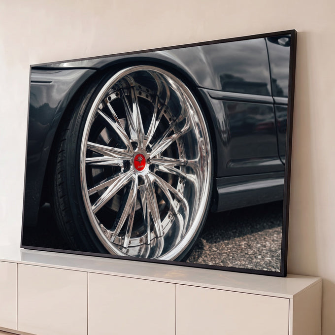 Fotografia em close de roda esportiva cromada com centro vermelho em carro cinza, quadro decorativo