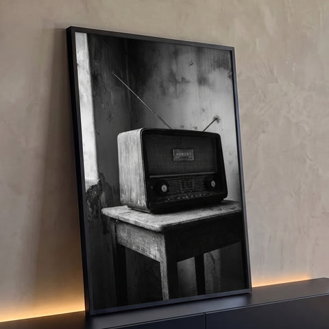 Rádio antigo com antenas sobre banco de madeira em parede desgastada, foto preto e branco, quadro decorativo
