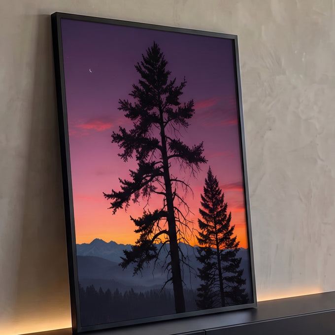 Silhuetas de pinheiros contra céu roxo e laranja, montanhas enevoadas e lua crescente, quadro decorativo