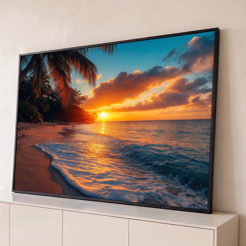 Praia tropical com coqueiros, espuma das ondas e sol laranja se pondo no mar, quadro decorativo