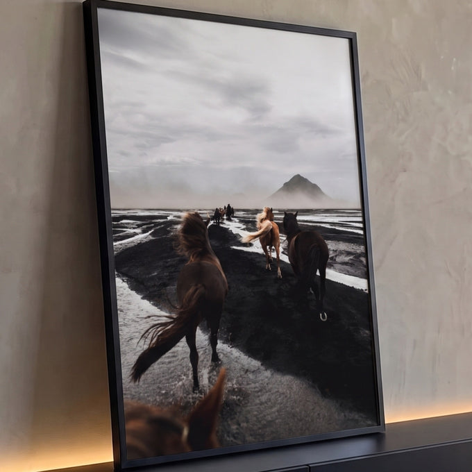 Cavalos galopando em areia preta vulcânica com névoa e montanha na Islândia, quadro decorativo