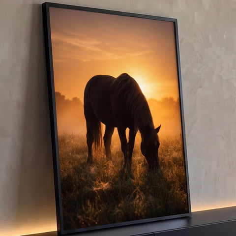 Cavalo em silhueta pastando no campo com neblina e sol laranja ao amanhecer, quadro decorativo