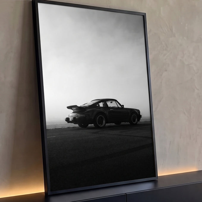 Quadro Decorativo Grande Carro Esportivo para Sala | quadros decorativos para sala | carro esportivo clássico em preto e branco parado sob céu nublado com neblina | Porao dos Quadros