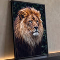 Leão de juba ruiva e olhar sério em close sobre fundo verde escuro, quadro decorativo