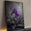 Flor íris roxa em destaque entre pedras escuras sobre fundo cinza em preto e branco, quadro decorativo