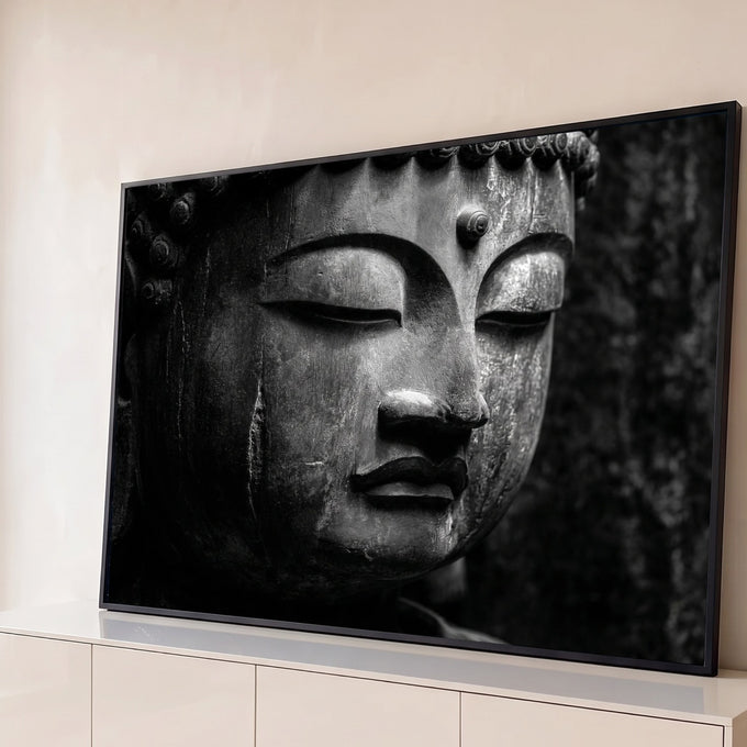 Close do rosto de estátua de Buda em pedra com olhos fechados, em preto e branco, quadro decorativo