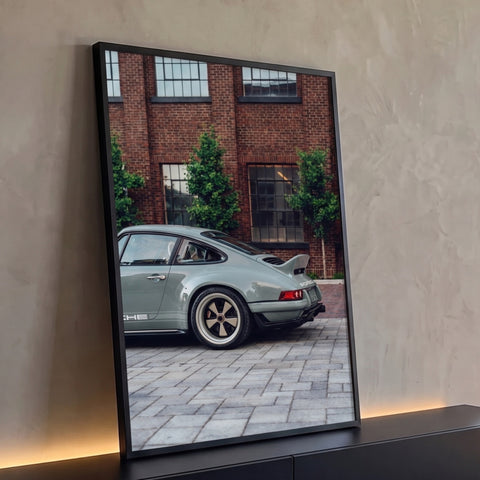 Quadro Decorativo Clássico Cinza em Frente a Prédio | quadros decorativos para sala | clássico cinza-esverdeado visto de trás em frente a prédio de tijolos | Porao dos Quadros