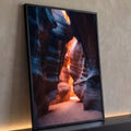 Cânion estreito de arenito com paredes azuladas e luz alaranjada ao fundo, quadro decorativo
