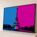 Torre Eiffel em Paris com céu dividido em azul e rosa vibrantes, estilo pop art duotone, quadro decorativo