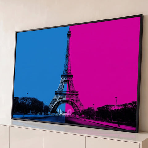 Torre Eiffel em Paris com céu dividido em azul e rosa vibrantes, estilo pop art duotone, quadro decorativo