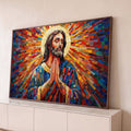 Quadro Decorativo Grande Jesus em Oração para Sala Vermelho | quadros decorativos para sala | Jesus Cristo orando em estilo mosaico com auréola dourada e fundo colorido vibrante | Porao dos Quadros
