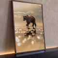 Quadro Decorativo Grande Urso Pardo para Sala Dourado | quadros decorativos para sala | urso pardo caminhando em praia molhada com reflexo dourado do pôr do sol | Porao dos Quadros