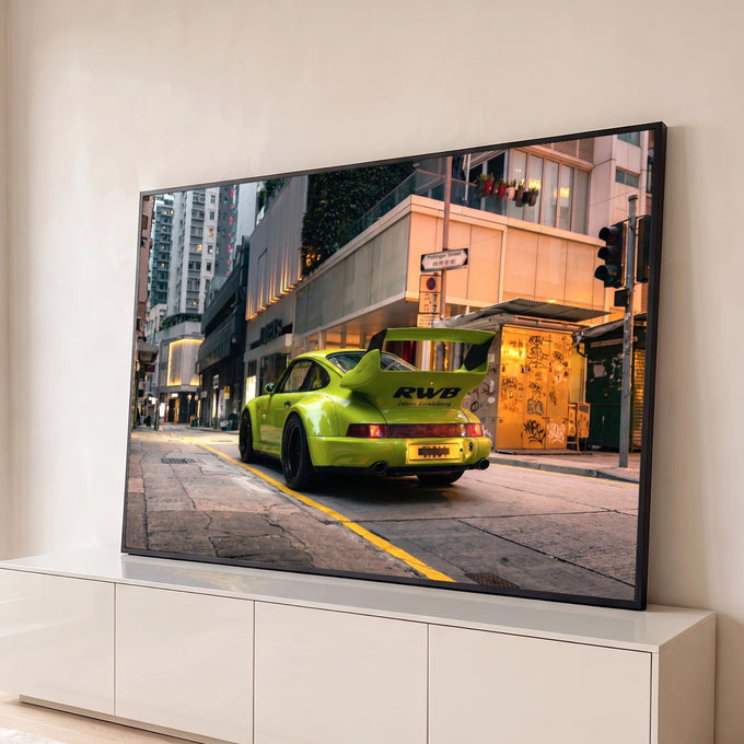 Porsche 911 RWB verde limão com aerofólio em rua urbana de Hong Kong ao entardecer, quadro decorativo