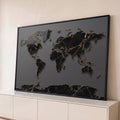 Quadro Decorativo Grande Mapa Mundi para Sala Preto | quadros decorativos para sala | mapa-múndi em textura de mármore preto com contornos dourados sobre fundo cinza | Porao dos Quadros