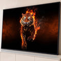 Tigre rugindo e avançando envolto em chamas laranja sobre fundo preto com fumaça, quadro decorativo