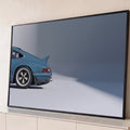 Traseira de Porsche 911 clássico azul com aerofólio e rodas Fuchs em estúdio cinza, quadro decorativo