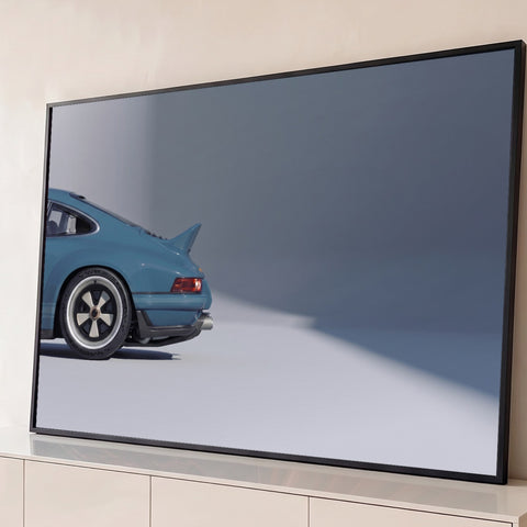 Traseira de Porsche 911 clássico azul com aerofólio e rodas Fuchs em estúdio cinza, quadro decorativo