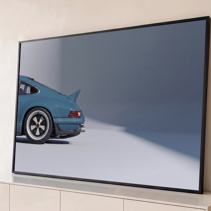Traseira de Porsche 911 clássico azul com aerofólio e rodas Fuchs em estúdio cinza, quadro decorativo